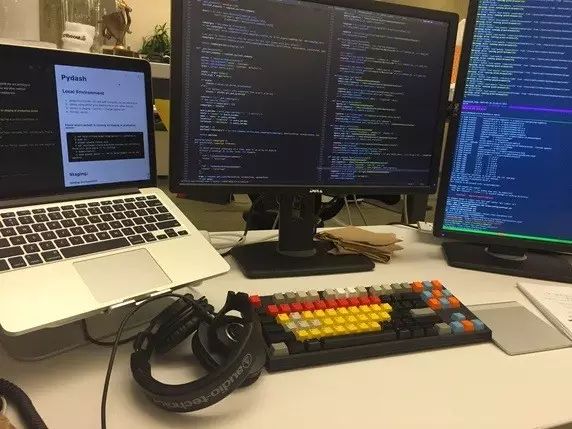 国外程序员的办公桌是什么样的?