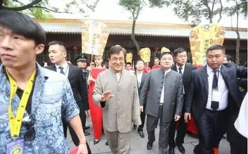 成龙站了个台,博物馆馆长被停职!成龙广告魔咒又来了