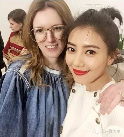 出街总是美得让人睁不开眼的女神高圆圆,这次跟她们比败...