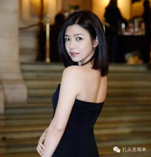 陈妍希回眸一笑杀伤力太大 王鸥短发分外妩媚