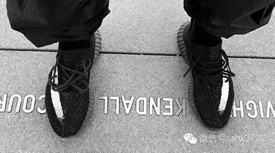 Kanye West 上脚全新 Yeezy 550 Boost 黑白配色