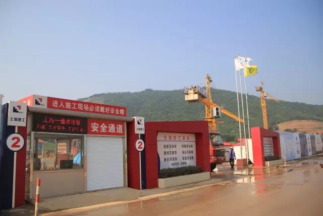 办公区大门,自动升降式格栅明亮的办公区办公区慢慢带你看它们内部的