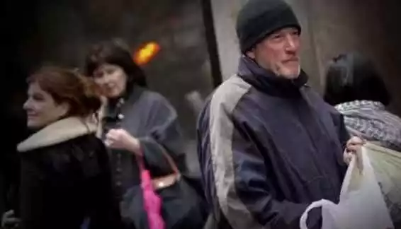 她在纽约把披萨送给流浪汉, 但隔天看到报纸, 才发现流浪汉竟是……