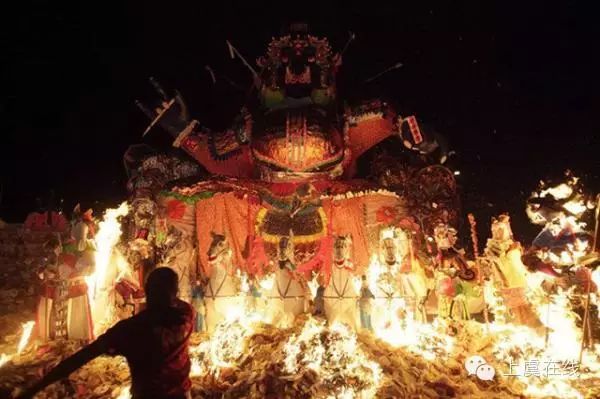 在中国民间的传统观念中，农历七月神秘而幽暗，地府鬼门大开，万鬼都从