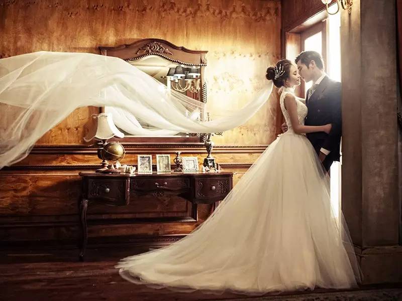 韩式婚纱照的风格如同清新淡雅的风,画面就像是韩剧一样,浪漫的童话