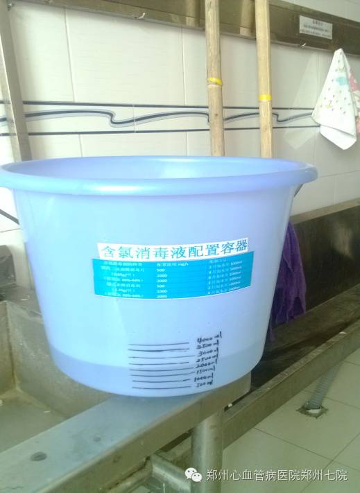 1,科室含氯消毒剂配置桶上标刻度,方便保洁人员正确配置含氯消毒剂.