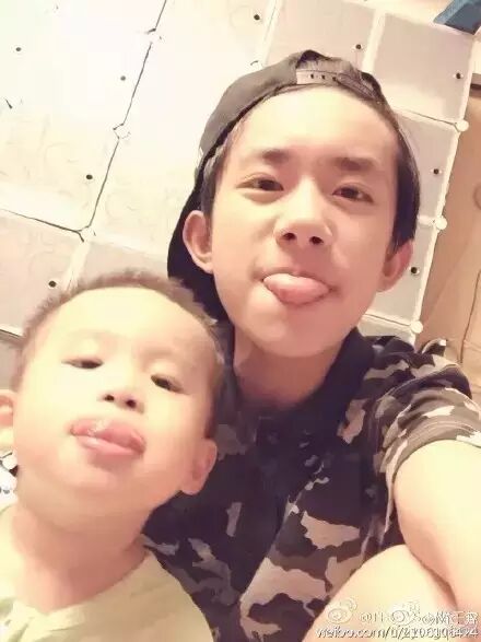 易烊千玺再发自拍为妈妈庆生,弟弟也太抢镜了!