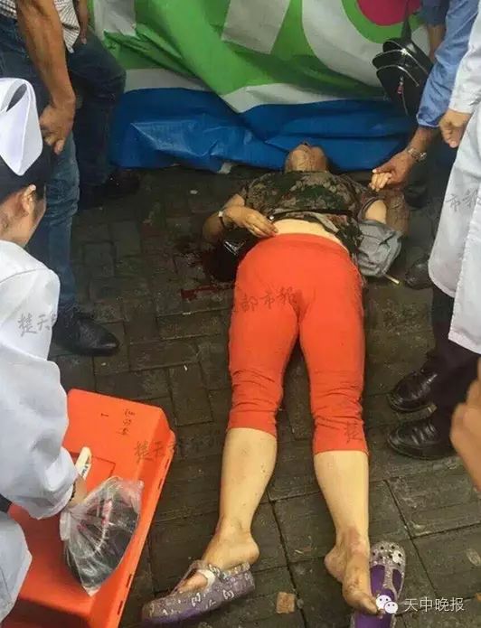 春晓街一大型广告牌砸倒三女子,一死两伤?真相来了