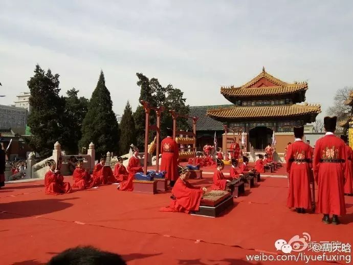 祭祀礼仪是根据明嘉靖八年制恢复的,服饰体现了文官体系的等级森严