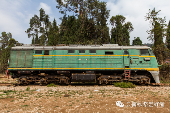1961年,大连厂根据苏联提供的TE3型机车图纸,完成了定型和图纸整顿工作。1963年底,在2D100型柴油机基础上,大连厂试制了第一台2冲程10气缸直列的10L207E型2000马力中速柴油机。同时,由哈尔滨电机厂等厂所组成的联合设计组,参照TE3型机车的电力传动系统,于1963年底试制了一台1350千瓦的直流主发电机和6台204千瓦的直流牵引电动机等。同年年底,第一台经过改进的柴油机车(ND-0003)在大连厂出厂,1964年9月又试制出第二台机车(ND-0004),定型为ND型(N、D分别代
