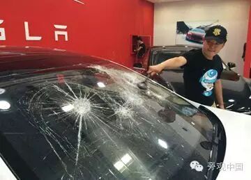 【洋吐槽】中国车主怒砸特斯拉