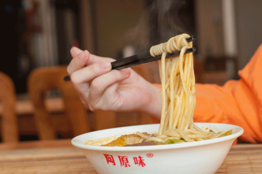 化 在沙茶中浸泡过的豆干和鸭血 咬一口都有爆汁的快感 一筷子叉下去