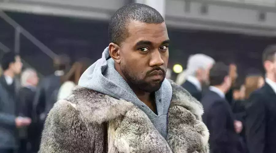 Kanye West 昨晚连发数条 Twitter,承诺会免费送 Yeezy 鞋