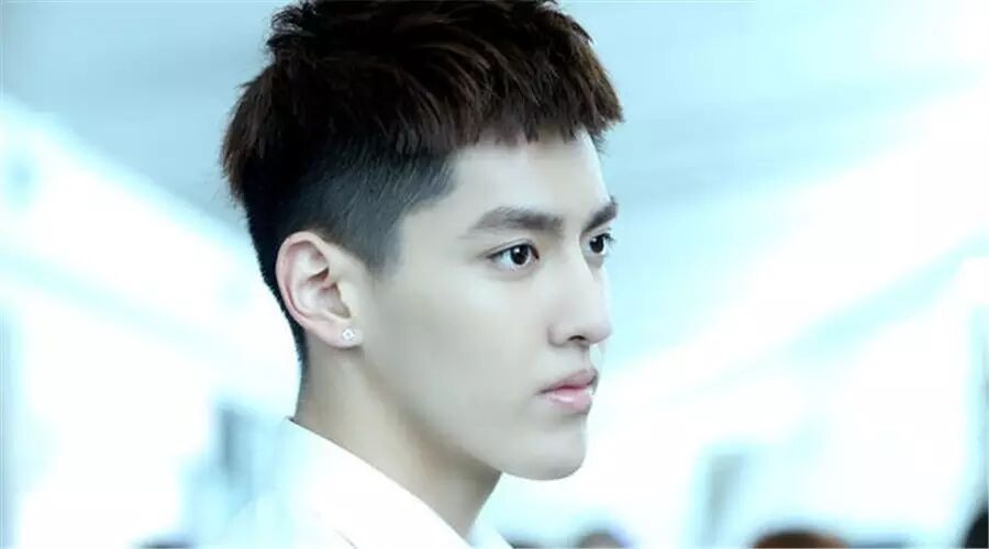 盘点10位男星辛酸历史!吴亦凡曾经刷盘子?