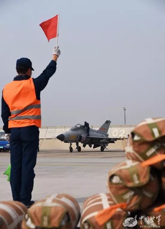 在空军航空兵部队,说到飞行首先想到的是飞行员,他们驾机在云霄之上