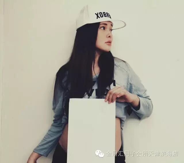 孕妇也有A4腰!47岁伊能静秀孕肚~