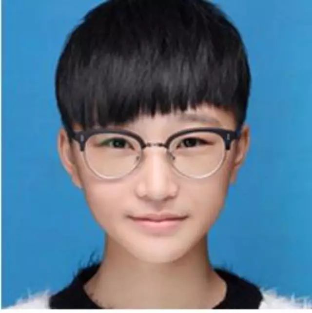 最帅证件照走红 超女邱杉杉媲美李宇春