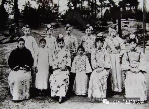 1924年,文绣(前左3)和婉容(前左5)等,摄于日本驻京公使馆​