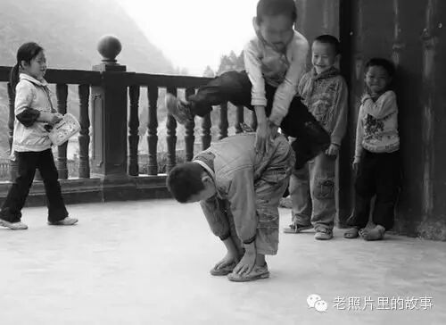 世界钢琴王子理查德·克莱德曼名曲《童年的回忆》——天籁之声里的美好童年...