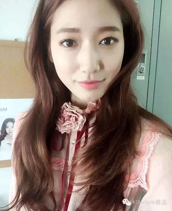 朴信惠,粉红有爱女神的“晚安”自拍照