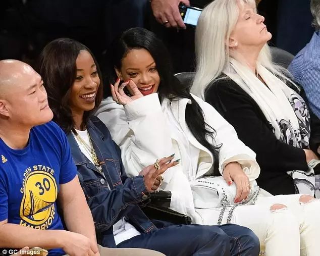 Rihanna一身纯白亮相 围观NBA湖人队对勇士队比赛