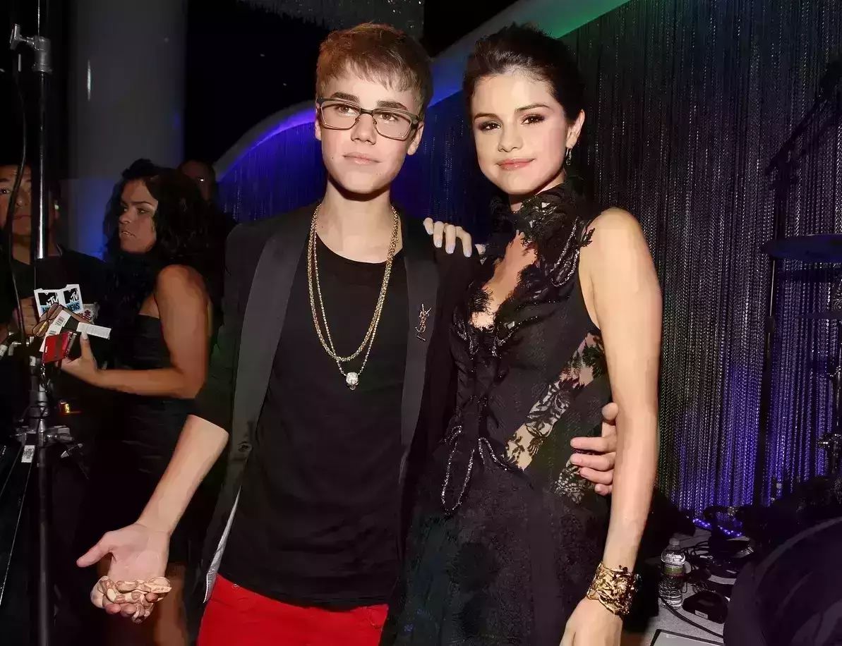 Justin Bieber评论Selena Gomez最新MV＂她想对我的...做...