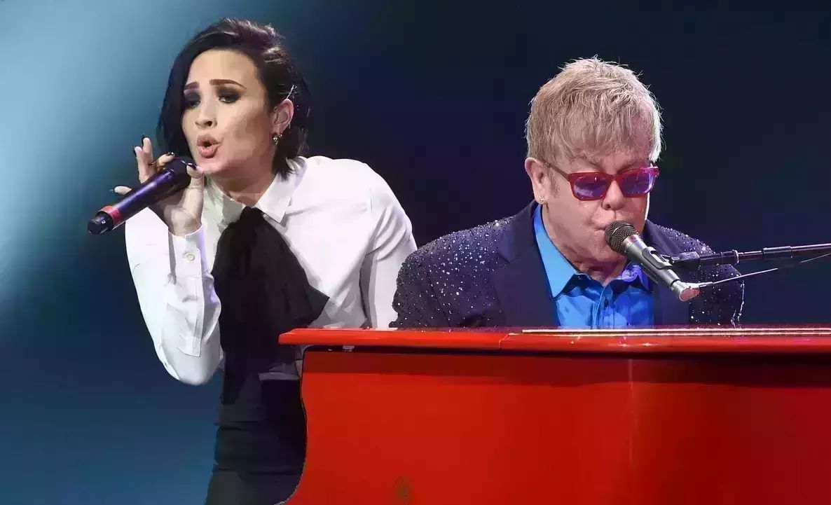 Elton John 携手 Demi Lovato 表演~