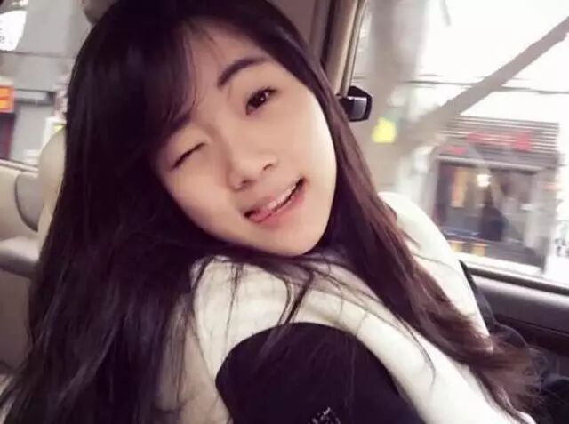 张凯丽18岁女儿近照秀大长腿 甜美可爱