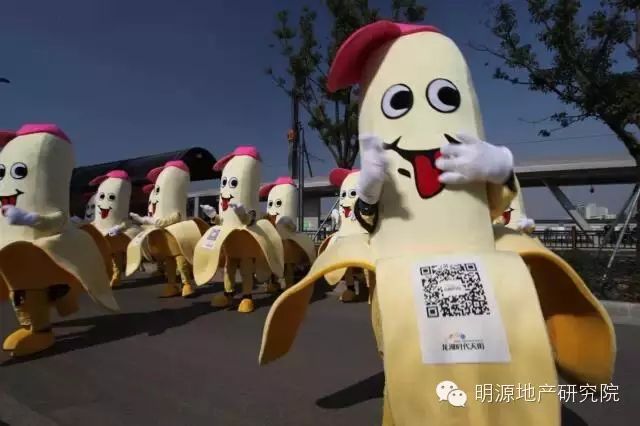 如今这年头,搞营销拼的是创意,赶得是时机。苏州万科发套套、南昌万科发春药、碧桂园发M巾都引发了全城轰动,造的是噱头。但实际上派发的东西还是很正面很健康的。比如苏州万科的套套实际上是巧克力,南昌万科的所谓春药原来是一颗颗包裹在胶囊里的花种树种,利用春药胶囊形式,倡导绿色环保。 虽然业内人士对这些创意有赞有弹,但无可否认的是,他们的出位博得了眼球,起到了推广传播的目的。 总结 1.