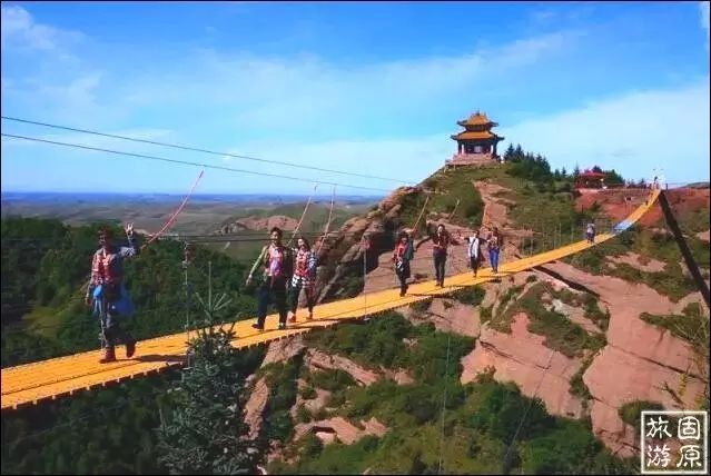 (3)体验火石寨玻璃吊桥与高空滑索