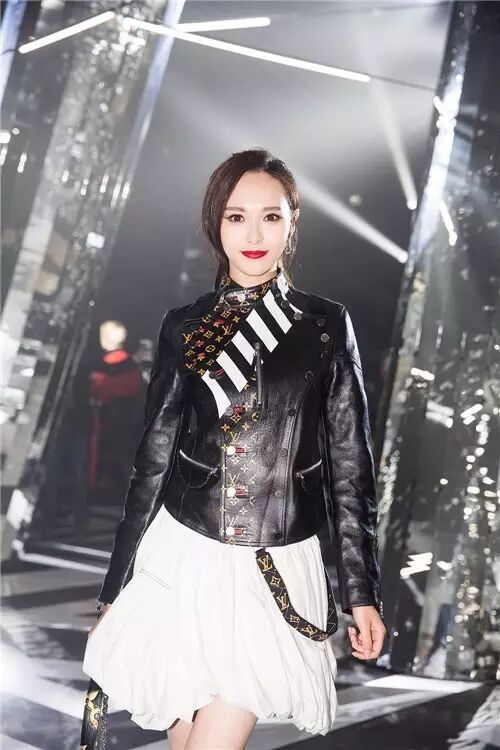 唐嫣皮衣短裙亮相路易威登秀场 甜美帅气被设计师赞