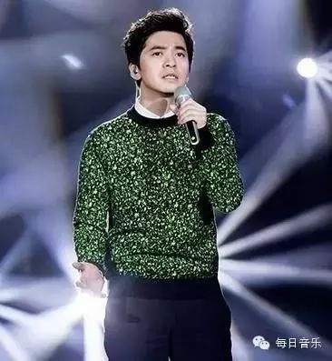 ♬ 李健 现场版《传奇》,歌声仿佛来自天边....