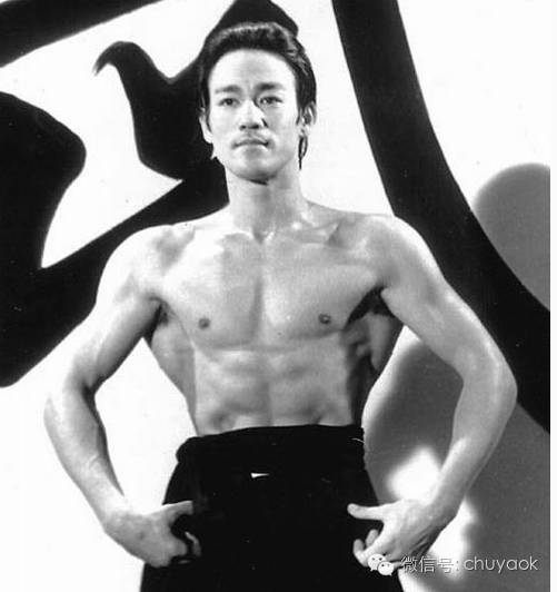 李小龙早年面试福克斯  超牛英语诠释功夫魅力,帅到没朋...