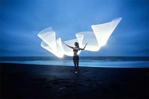 这对情侣用灯管拍出唯美大片