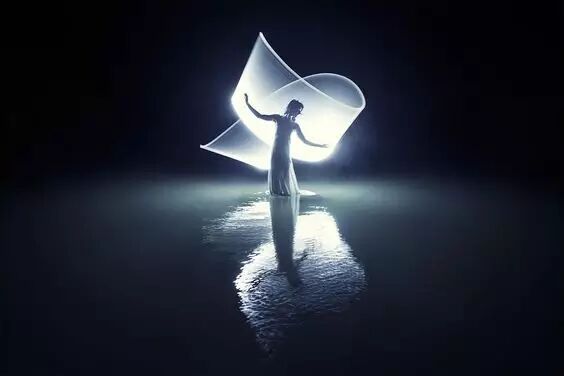 这对情侣用灯管拍出唯美大片