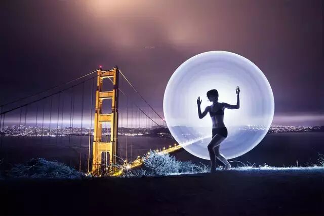 这对情侣用灯管拍出唯美大片