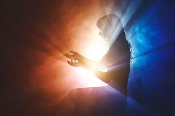 这对情侣用灯管拍出唯美大片