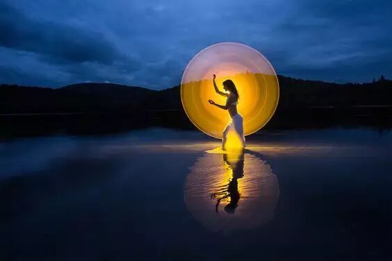 这对情侣用灯管拍出唯美大片