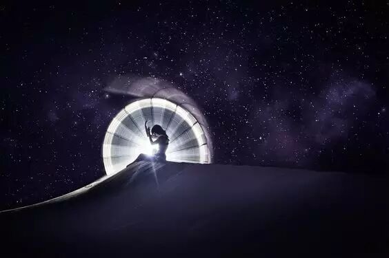 这对情侣用灯管拍出唯美大片