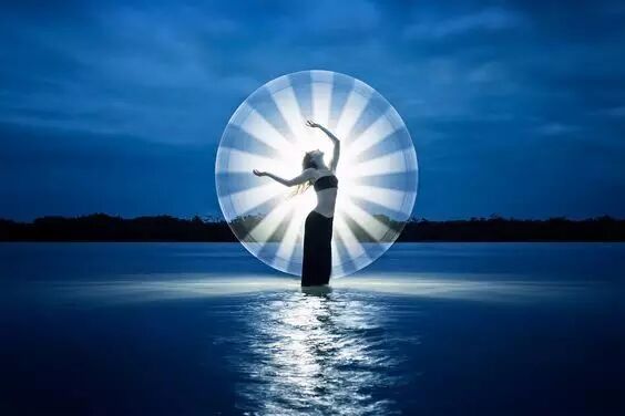 这对情侣用灯管拍出唯美大片