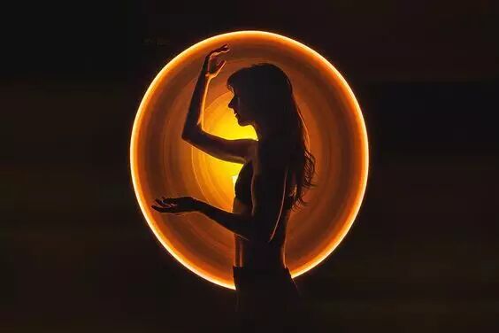 这对情侣用灯管拍出唯美大片