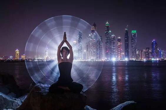 这对情侣用灯管拍出唯美大片