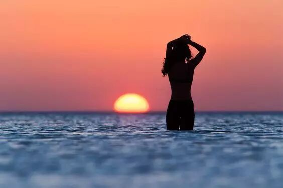 这对情侣用灯管拍出唯美大片