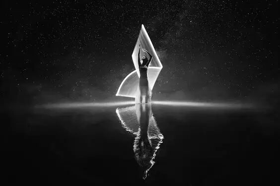 这对情侣用灯管拍出唯美大片