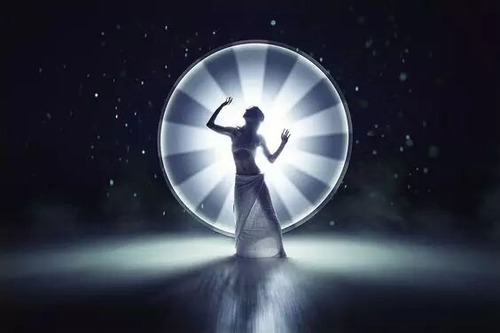 这对情侣用灯管拍出唯美大片