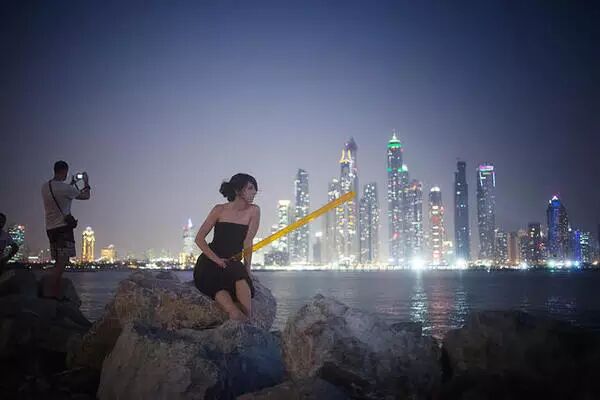 这对情侣用灯管拍出唯美大片