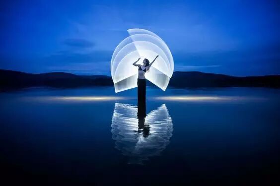 这对情侣用灯管拍出唯美大片