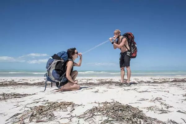 这对情侣用灯管拍出唯美大片
