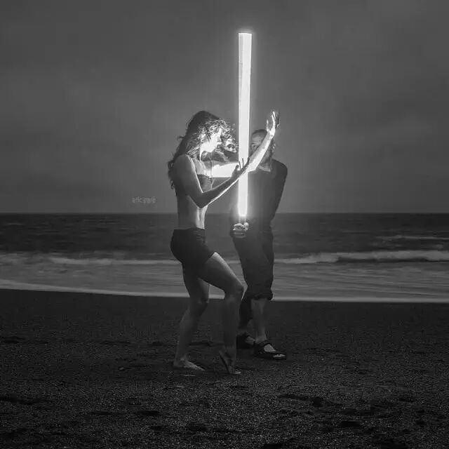 这对情侣用灯管拍出唯美大片