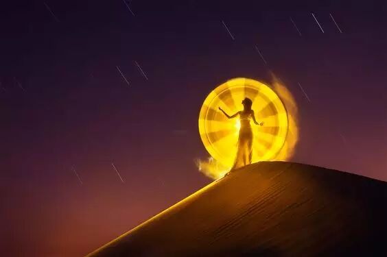 这对情侣用灯管拍出唯美大片